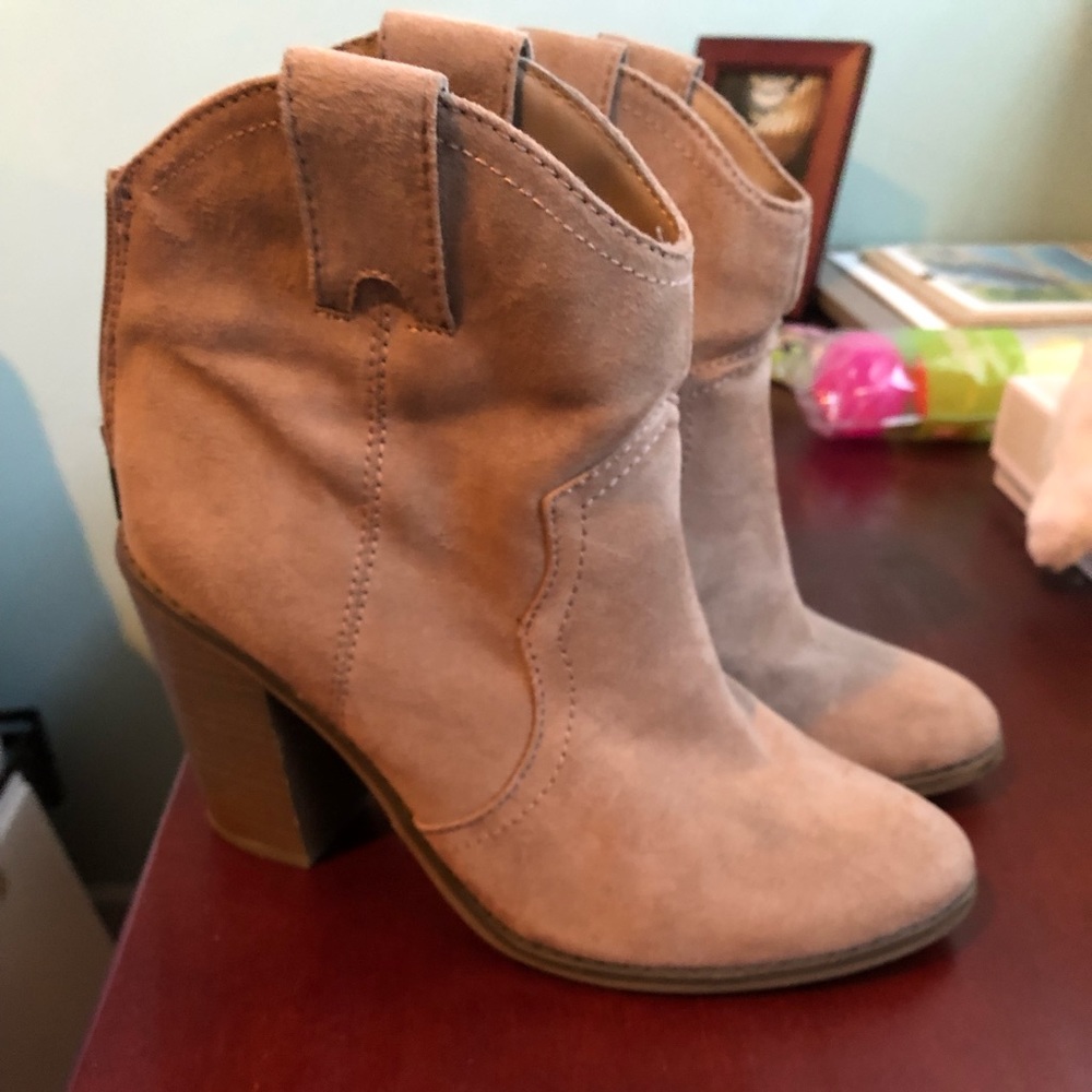 MERONA size 8 booties, tan